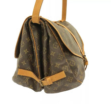 Load image into Gallery viewer, Louis Vuitton crossbody.
