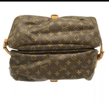 Load image into Gallery viewer, Louis Vuitton crossbody.
